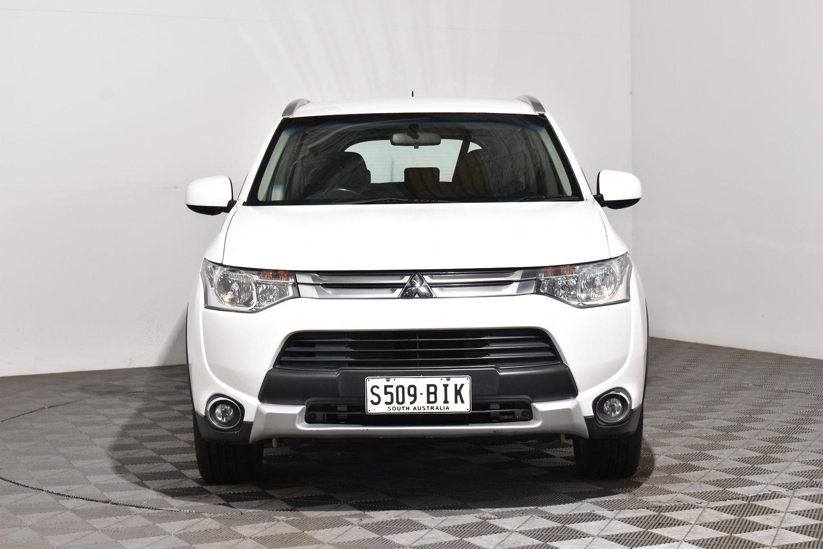 2014 Mitsubishi Outlander ES — photo 3