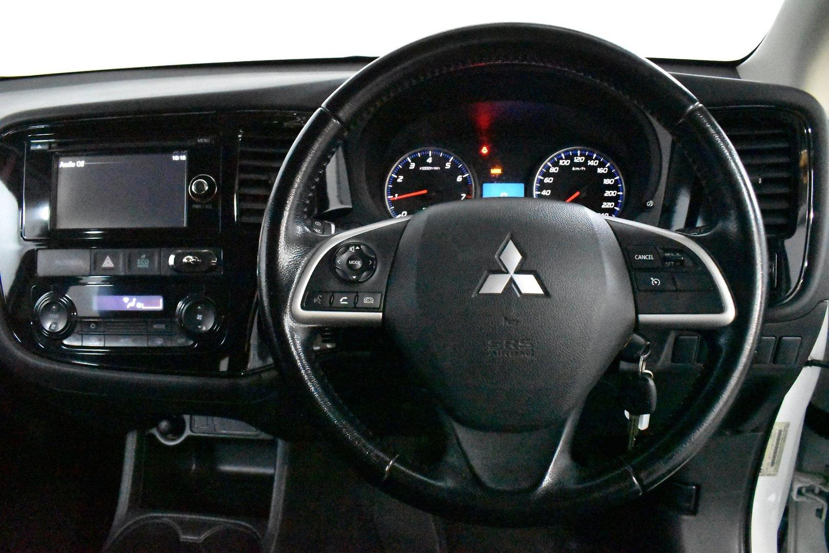 2014 Mitsubishi Outlander ES — photo 5