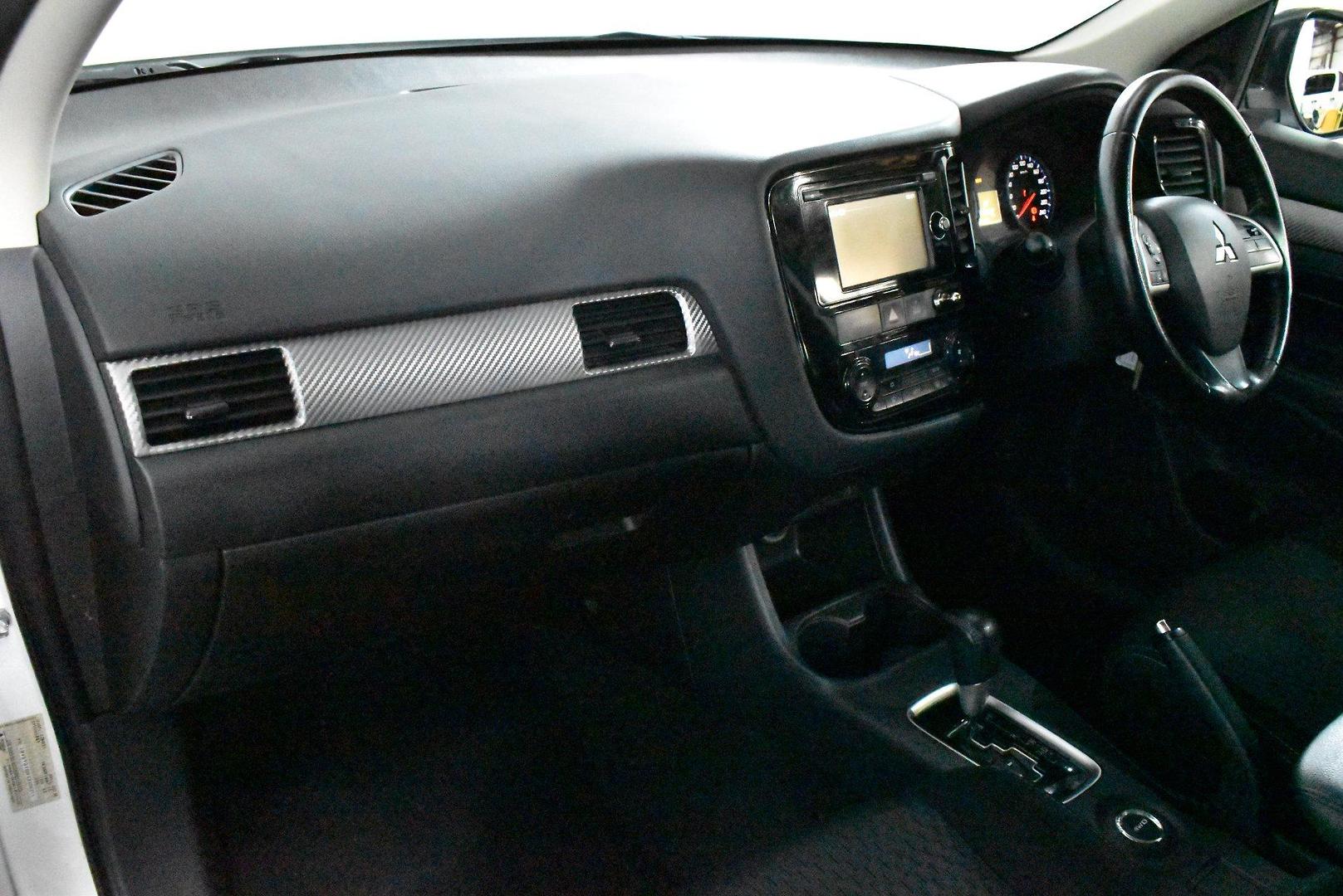 2014 Mitsubishi Outlander ES — photo 6
