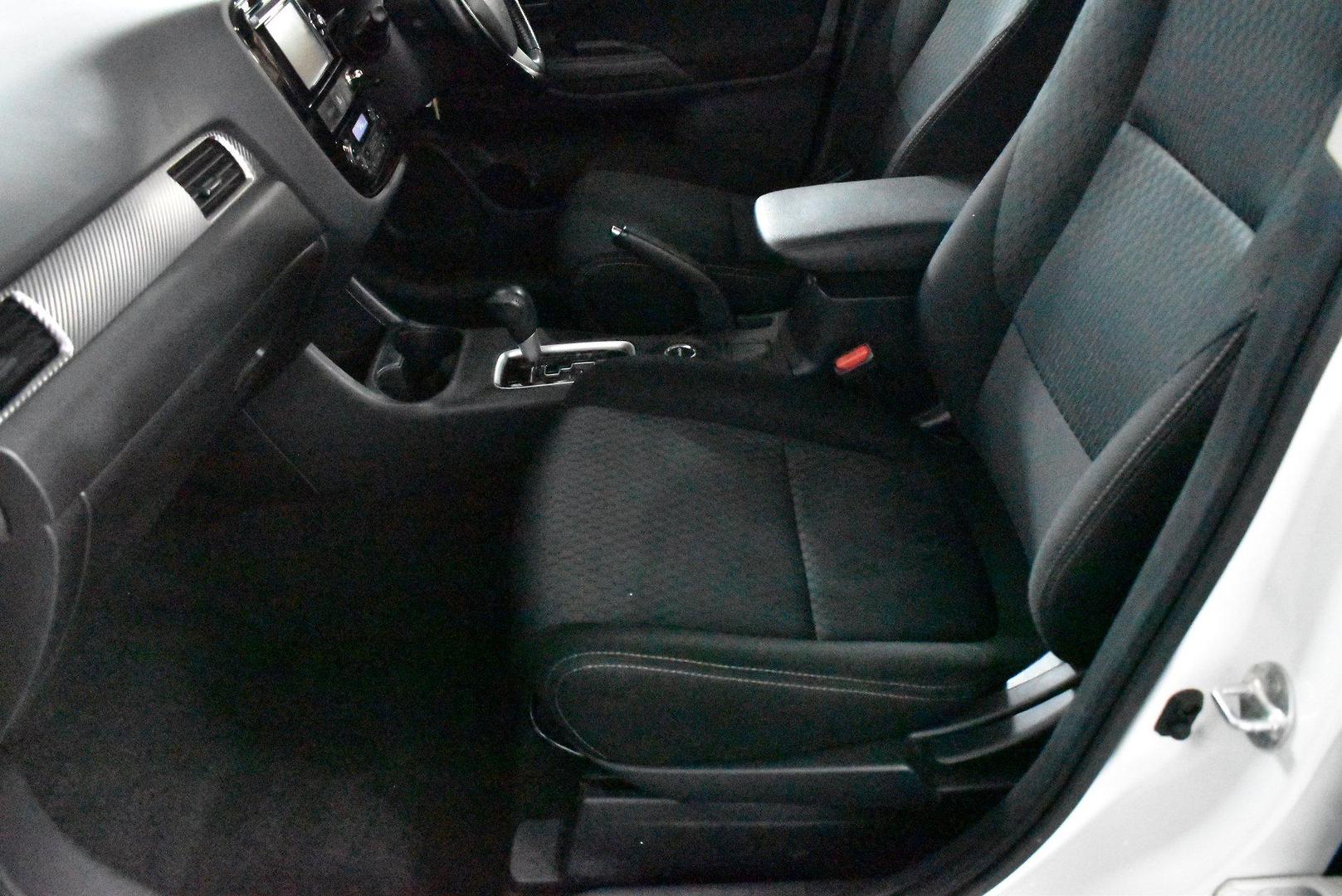 2014 Mitsubishi Outlander ES — photo 7