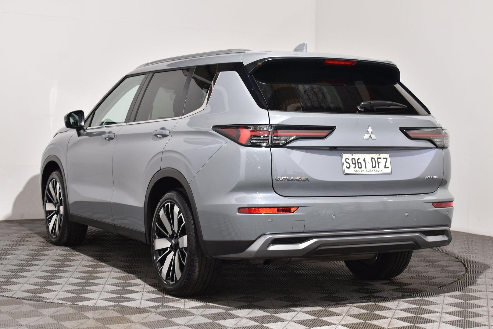 2025 Mitsubishi Outlander Aspire — photo 2