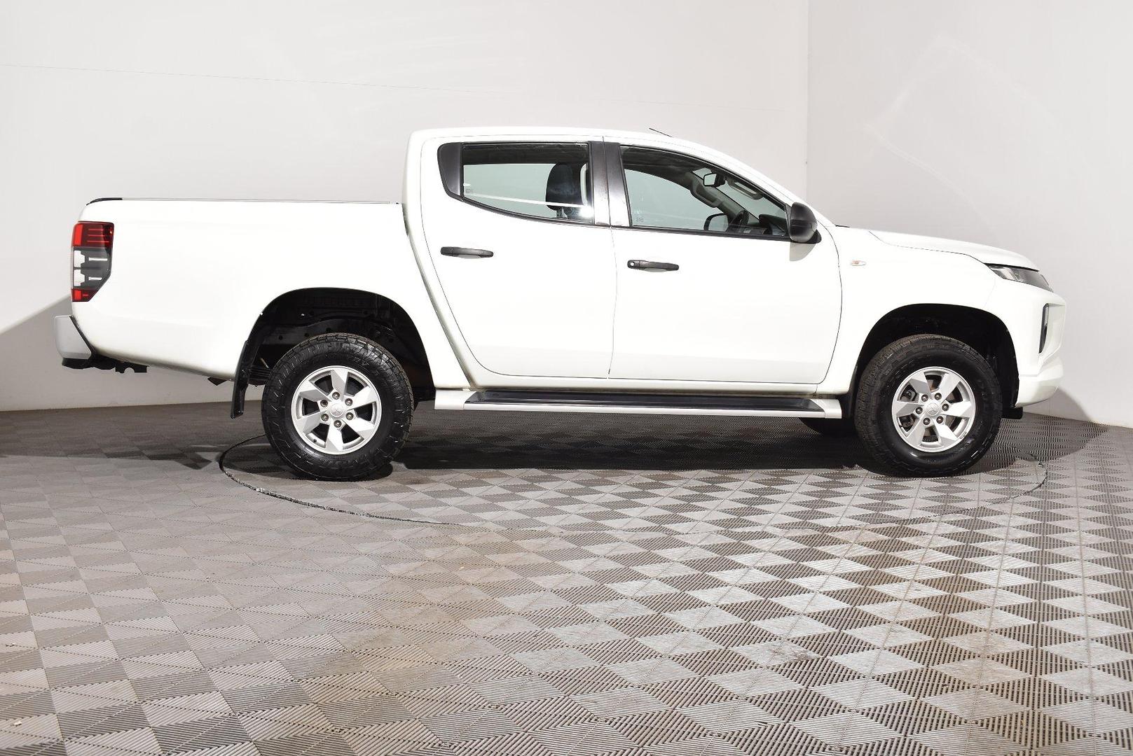 2019 Mitsubishi Triton GLX — photo 10