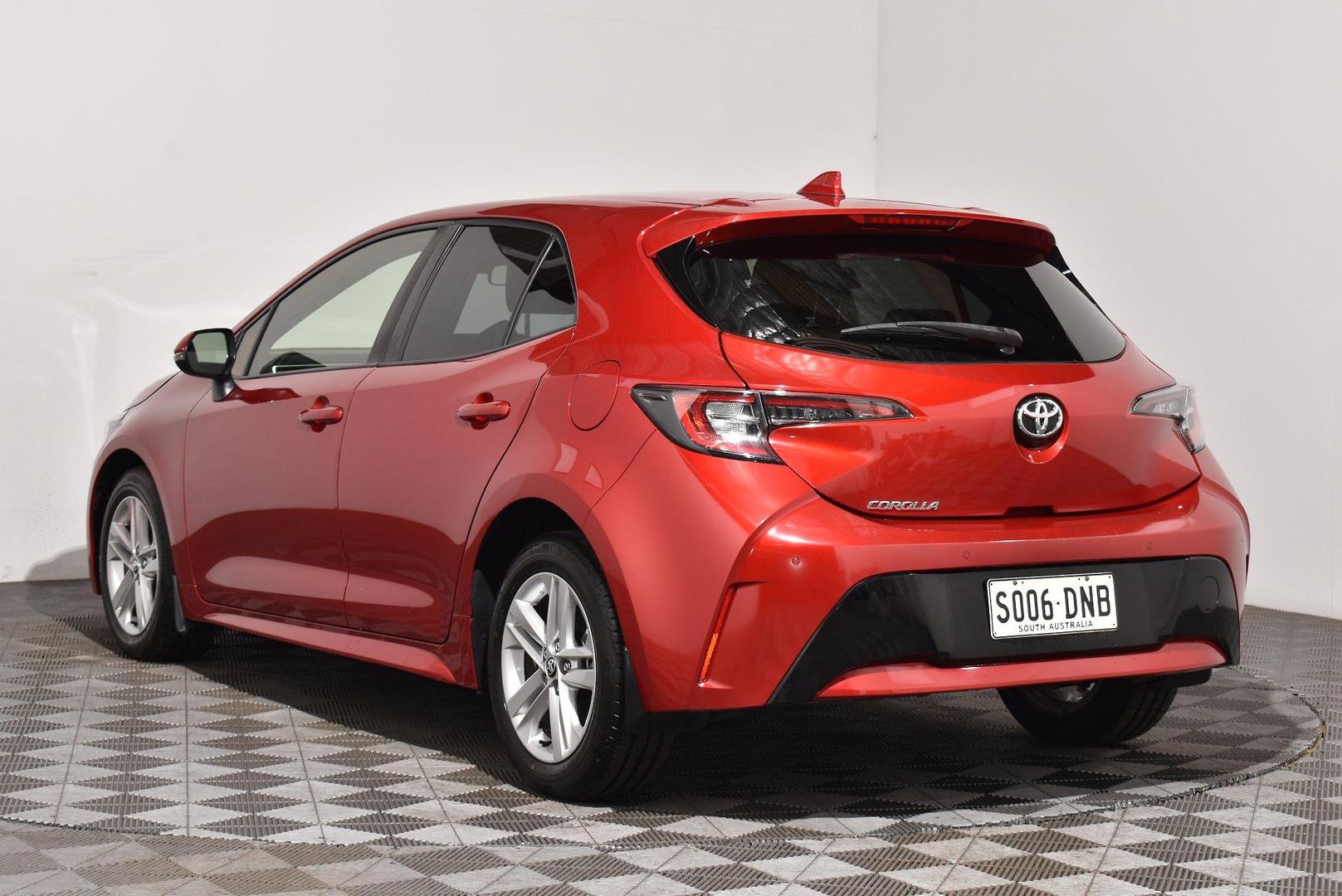 2019 Toyota Corolla SX — photo 2
