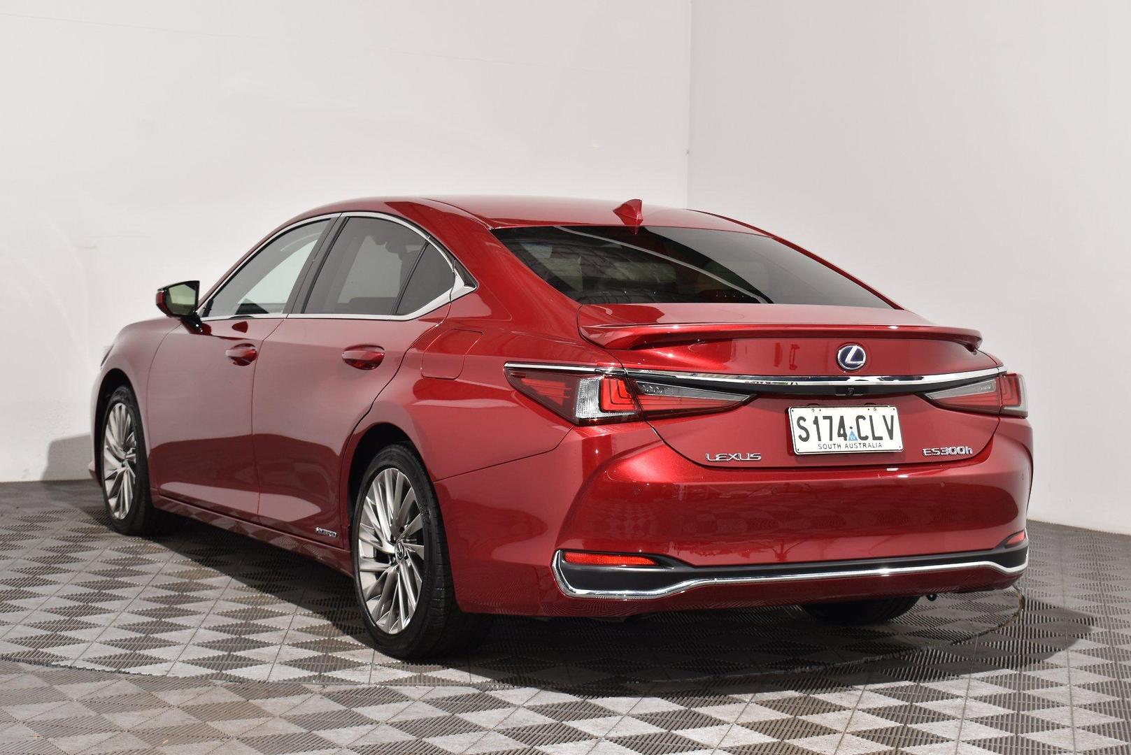 2021 Lexus ES ES300h Sports Luxury — photo 2