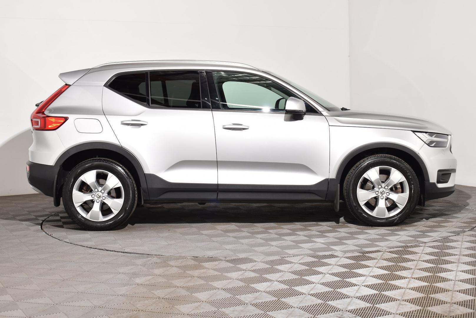 2018 Volvo XC40 T4 Momentum — photo 10