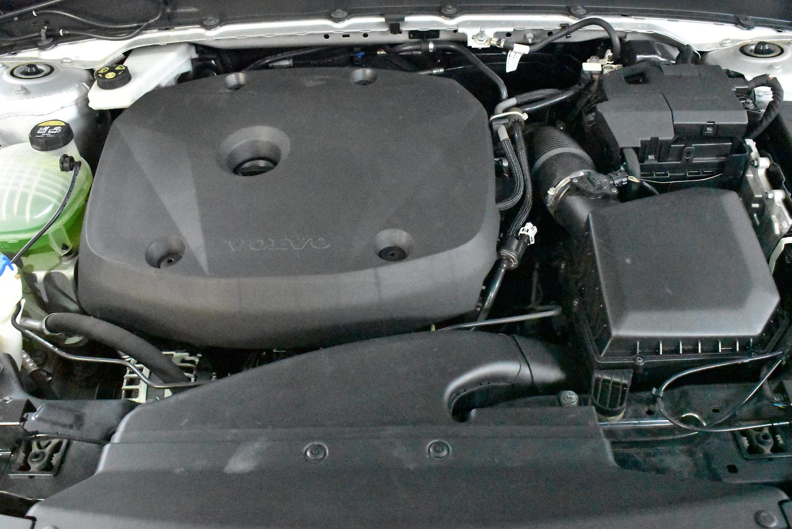 2018 Volvo XC40 T4 Momentum — photo 17