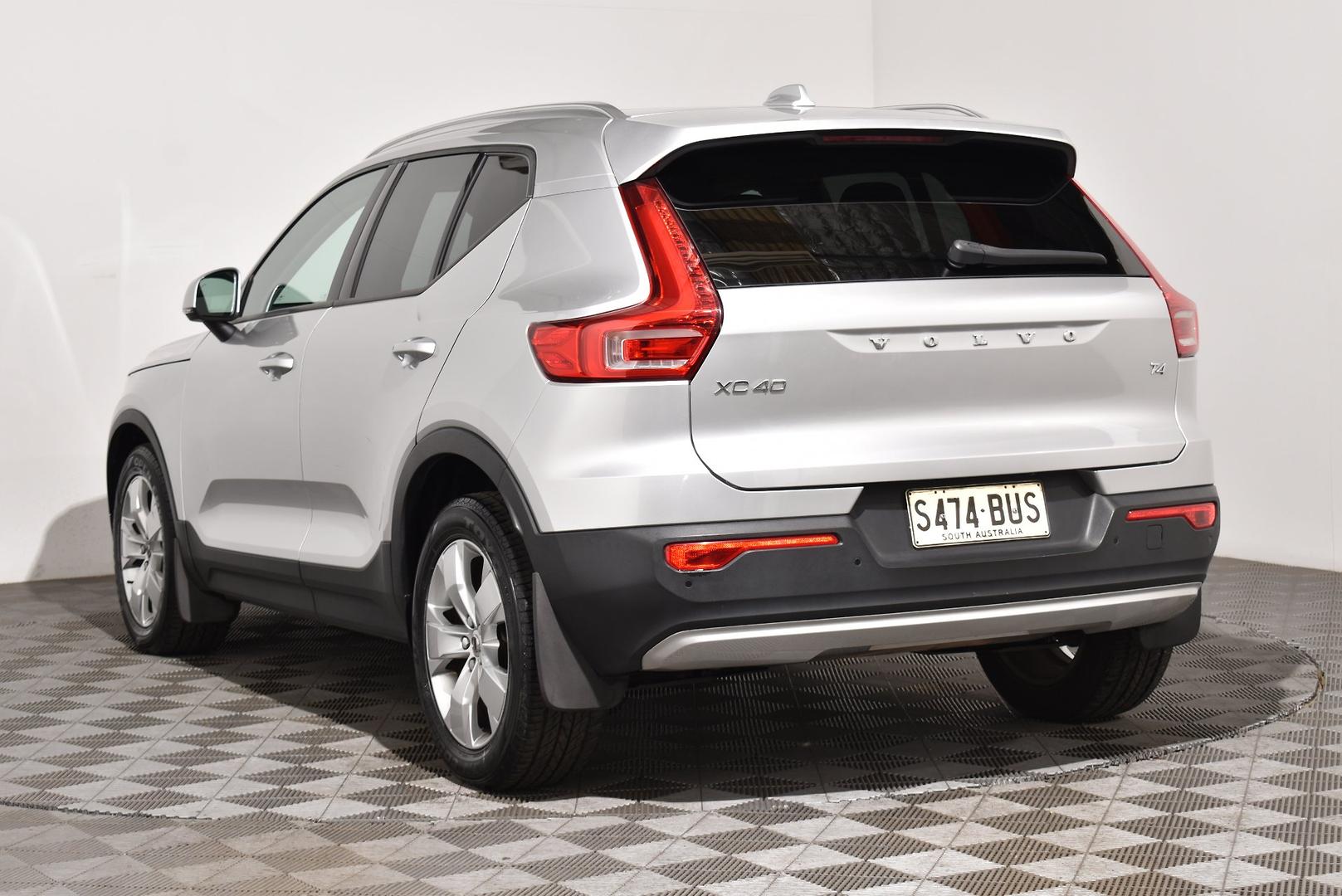 2018 Volvo XC40 T4 Momentum — photo 2