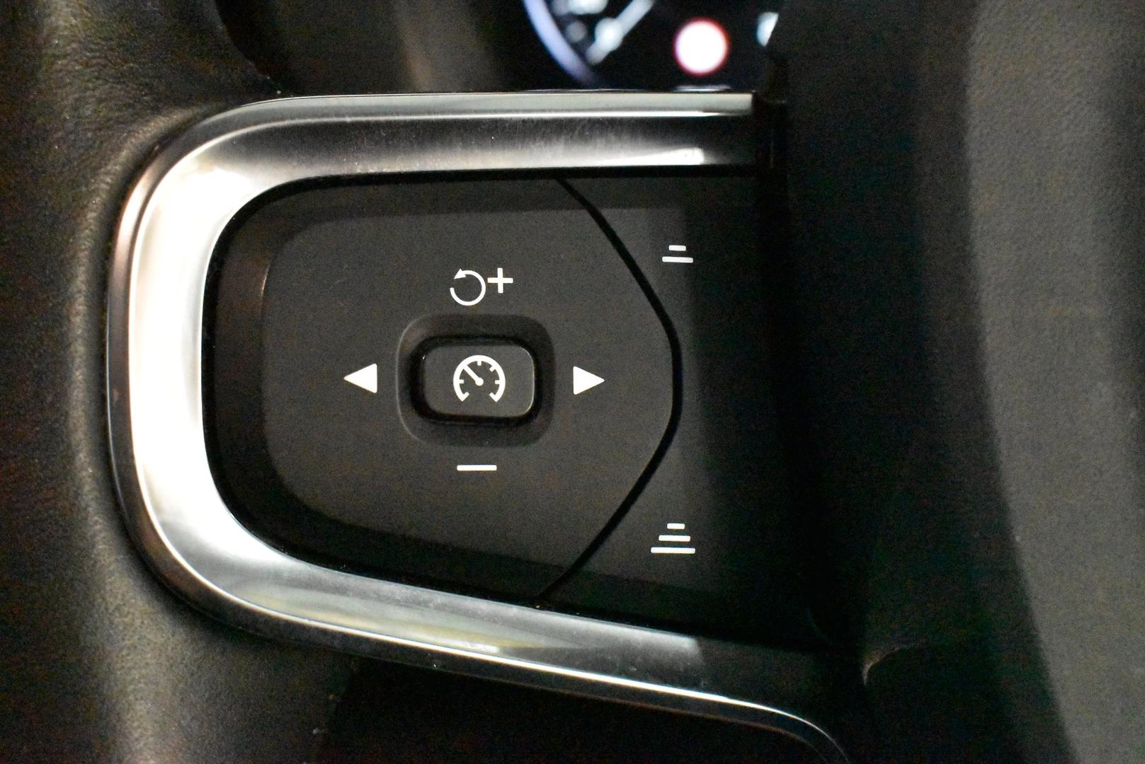 2018 Volvo XC40 T4 Momentum — photo 21