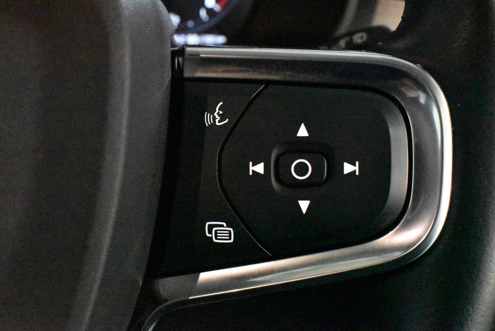 2018 Volvo XC40 T4 Momentum — photo 22