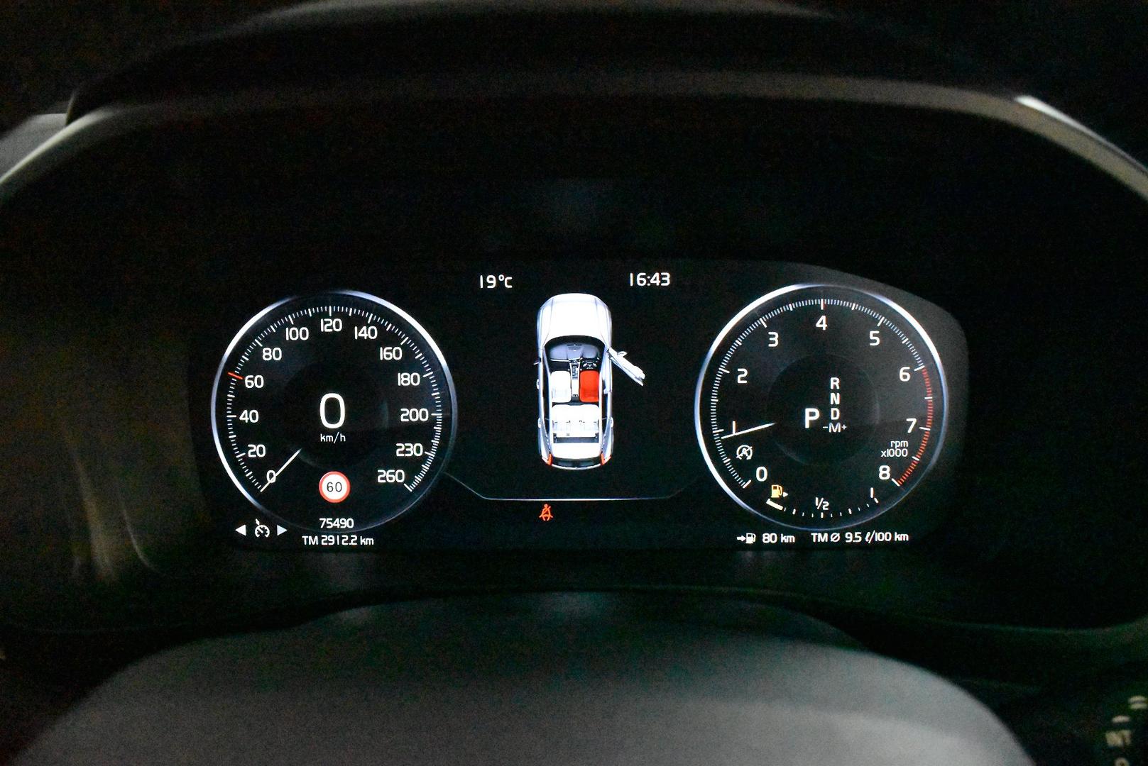 2018 Volvo XC40 T4 Momentum — photo 25