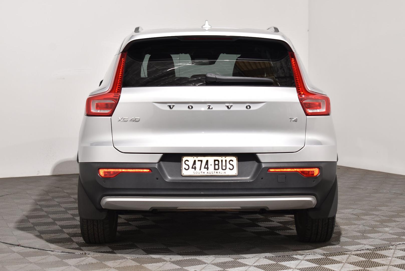 2018 Volvo XC40 T4 Momentum — photo 4
