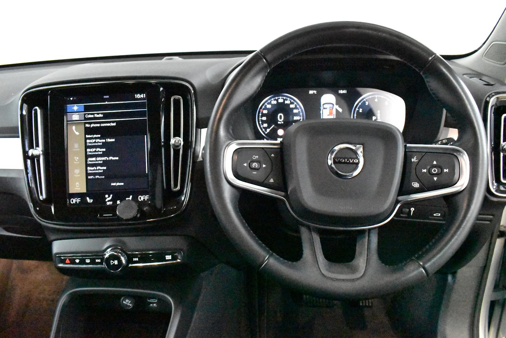 2018 Volvo XC40 T4 Momentum — photo 5