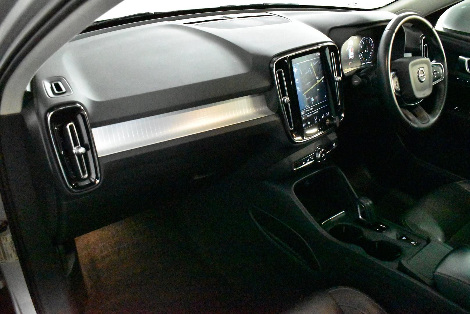 2018 Volvo XC40 T4 Momentum — photo 6