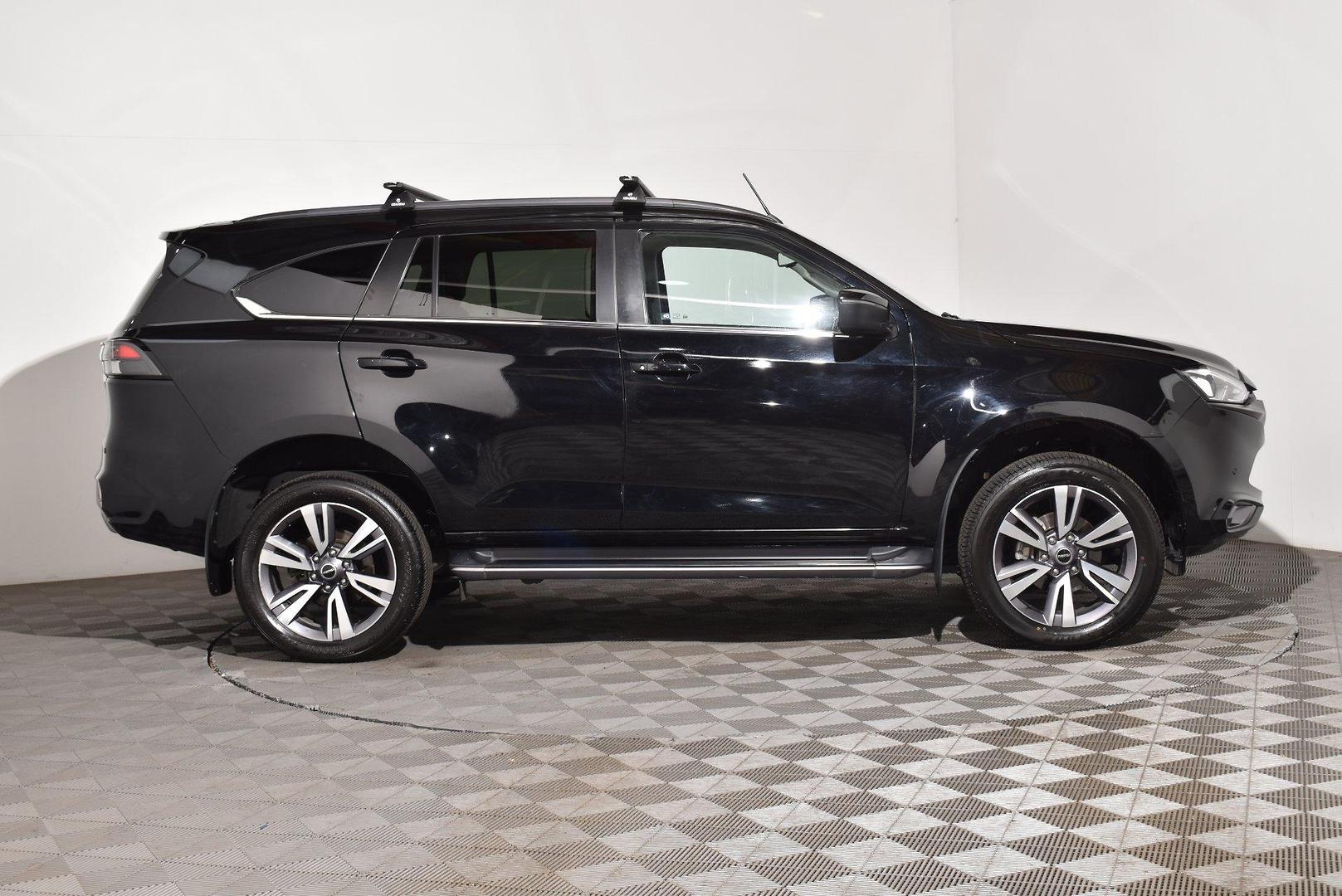 2022 Isuzu MU-X LST — photo 10