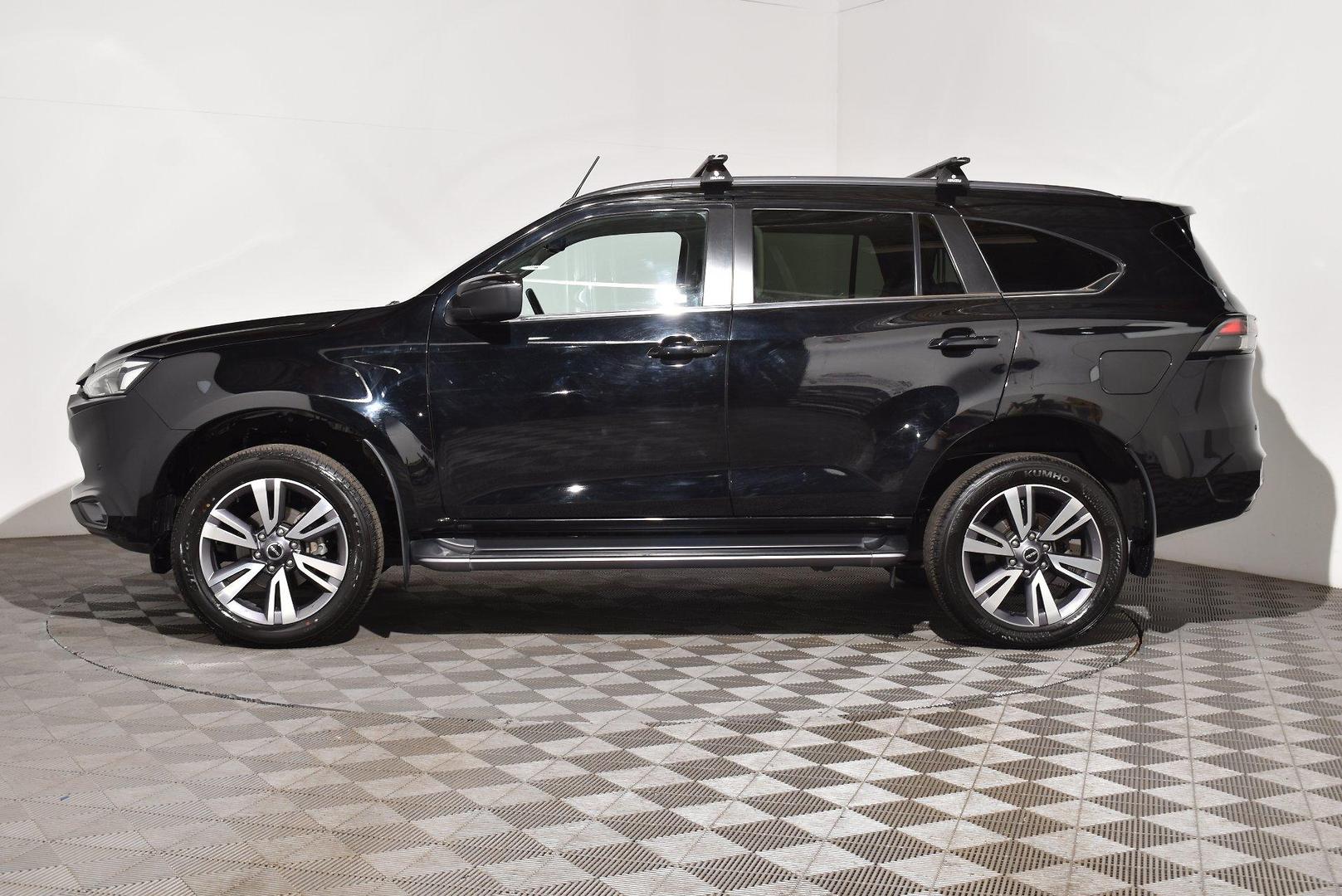 2022 Isuzu MU-X LST — photo 11
