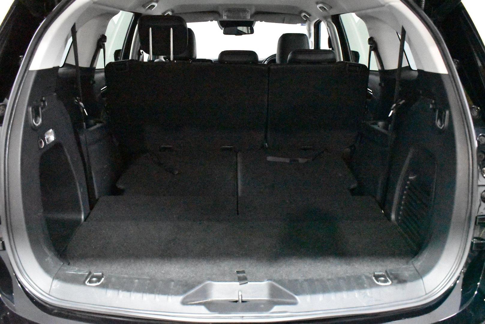 2022 Isuzu MU-X LST — photo 16