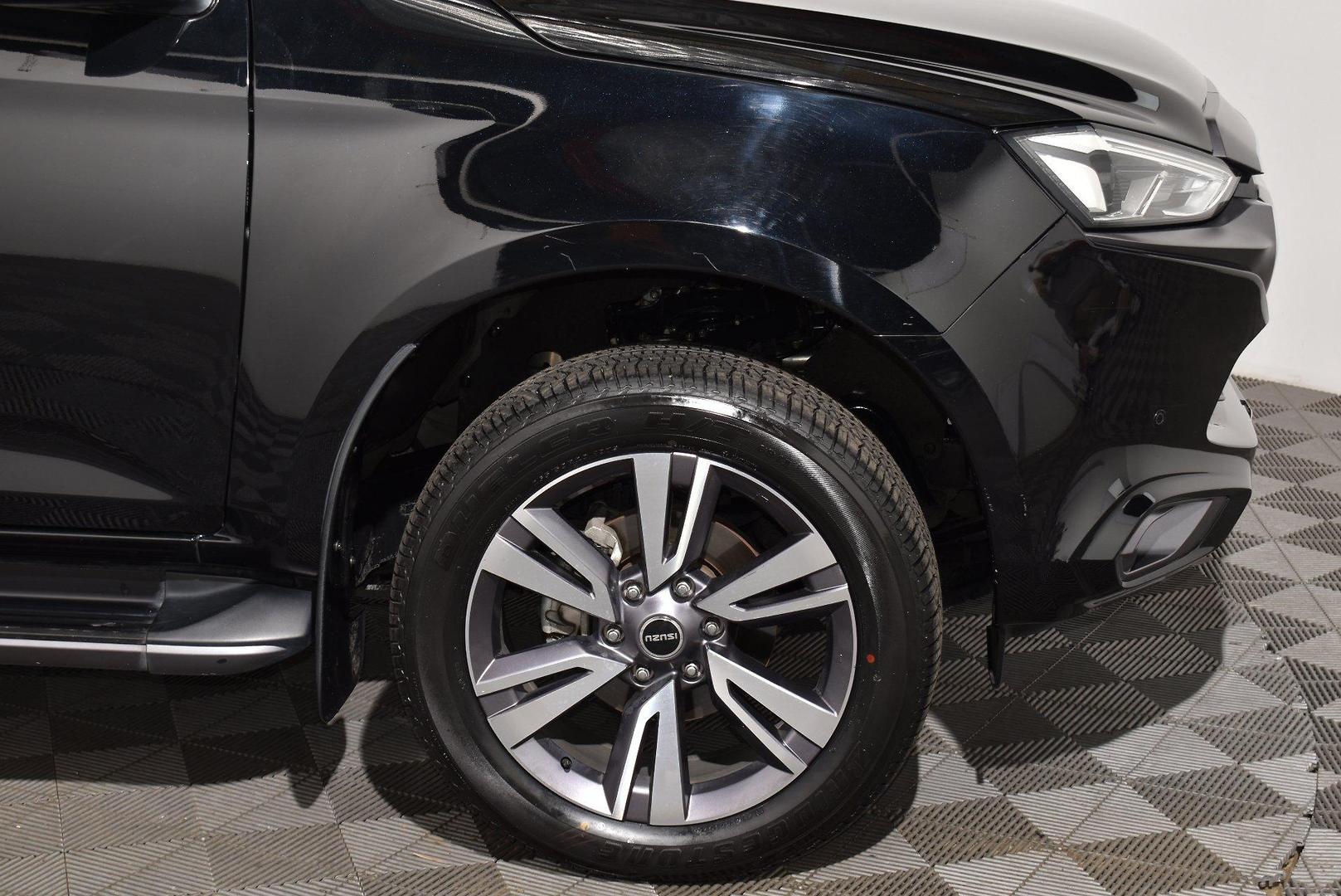 2022 Isuzu MU-X LST — photo 18