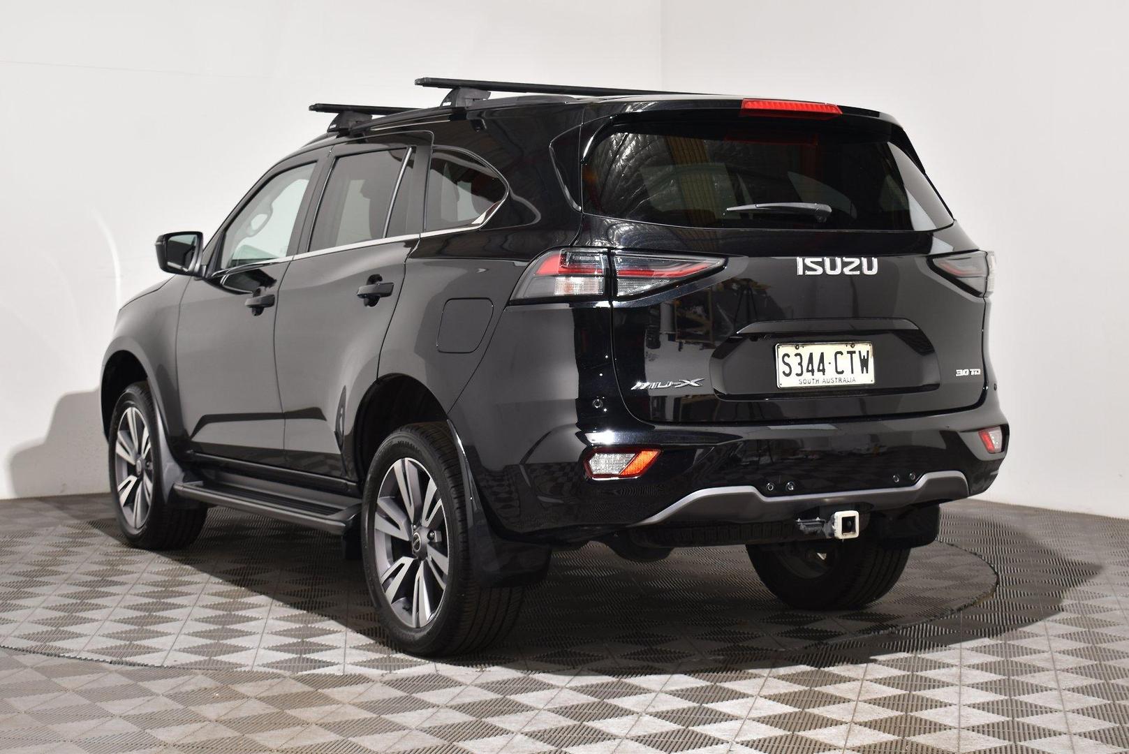 2022 Isuzu MU-X LST — photo 2