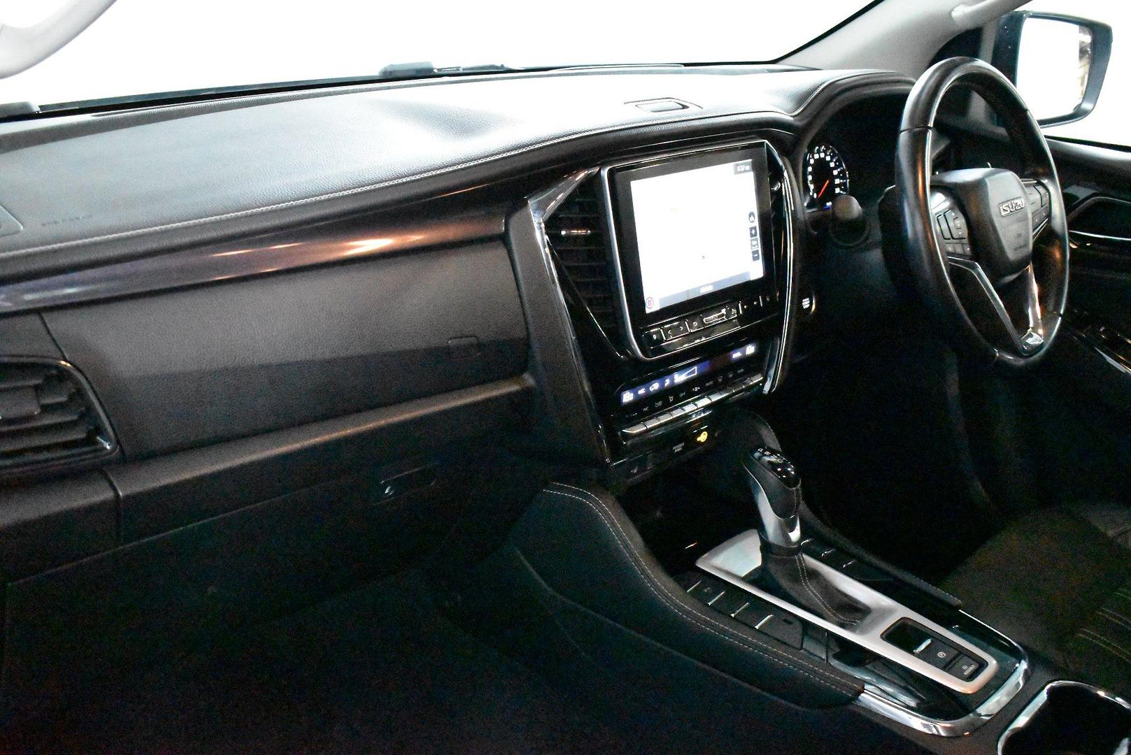 2022 Isuzu MU-X LST — photo 6