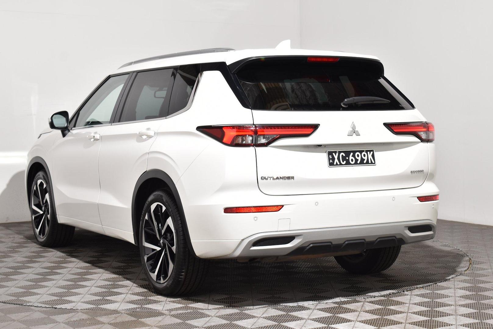 2022 Mitsubishi Outlander Exceed — photo 2