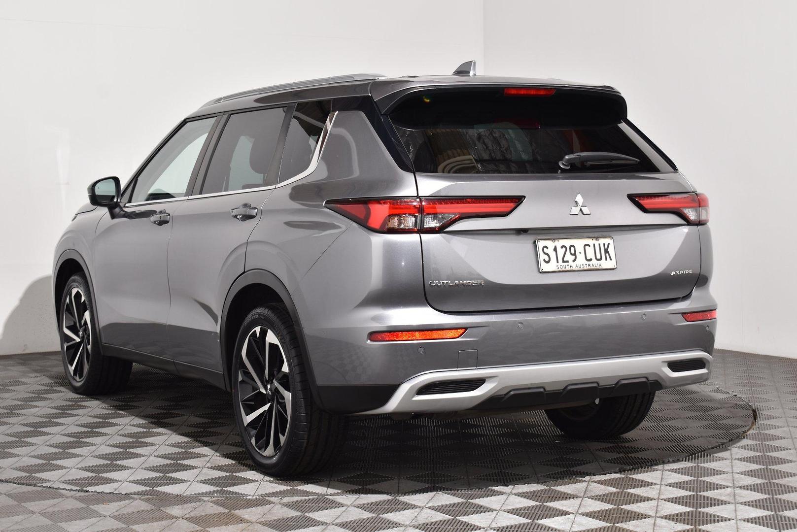 2023 Mitsubishi Outlander Aspire — photo 2