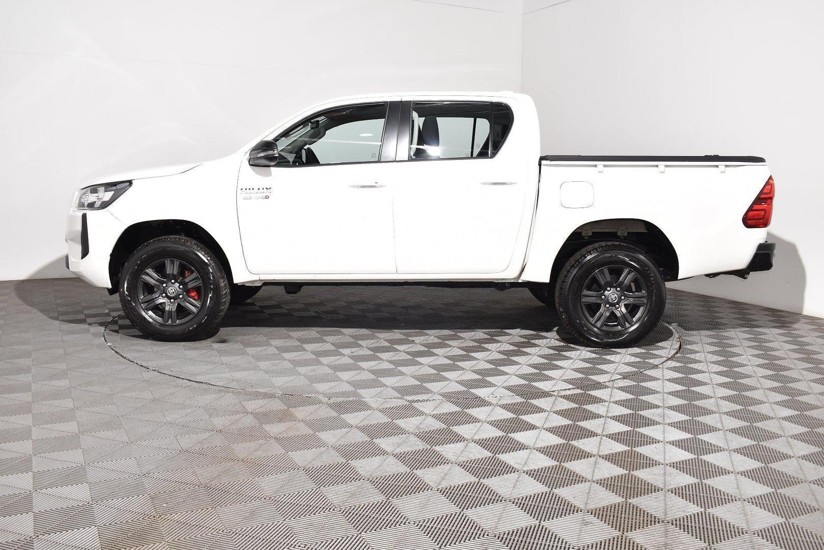 2025 Toyota Hilux SR 48V — photo 10