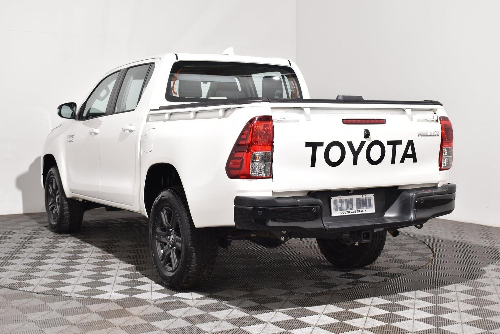 2025 Toyota Hilux SR 48V — photo 2