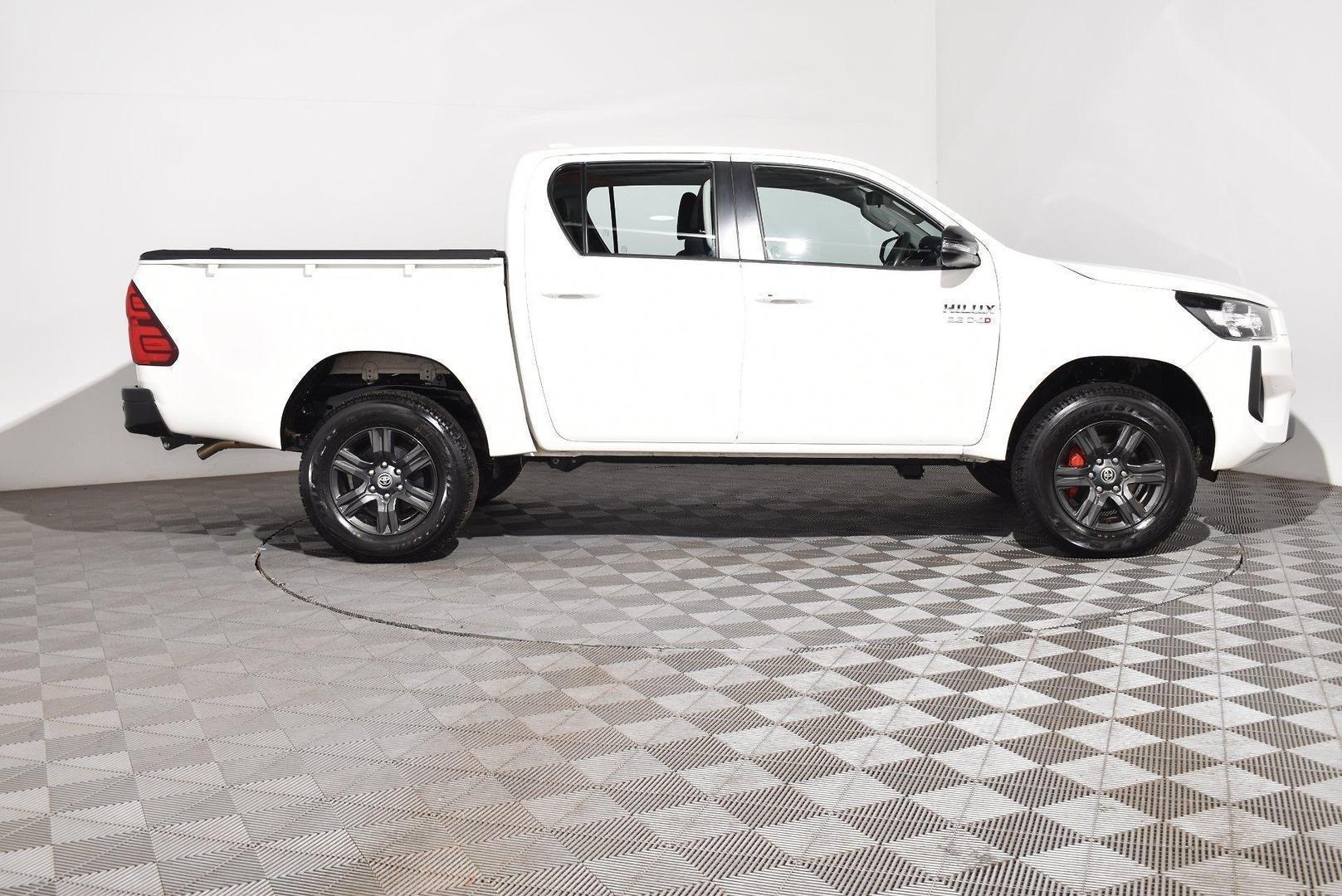 2025 Toyota Hilux SR 48V — photo 9