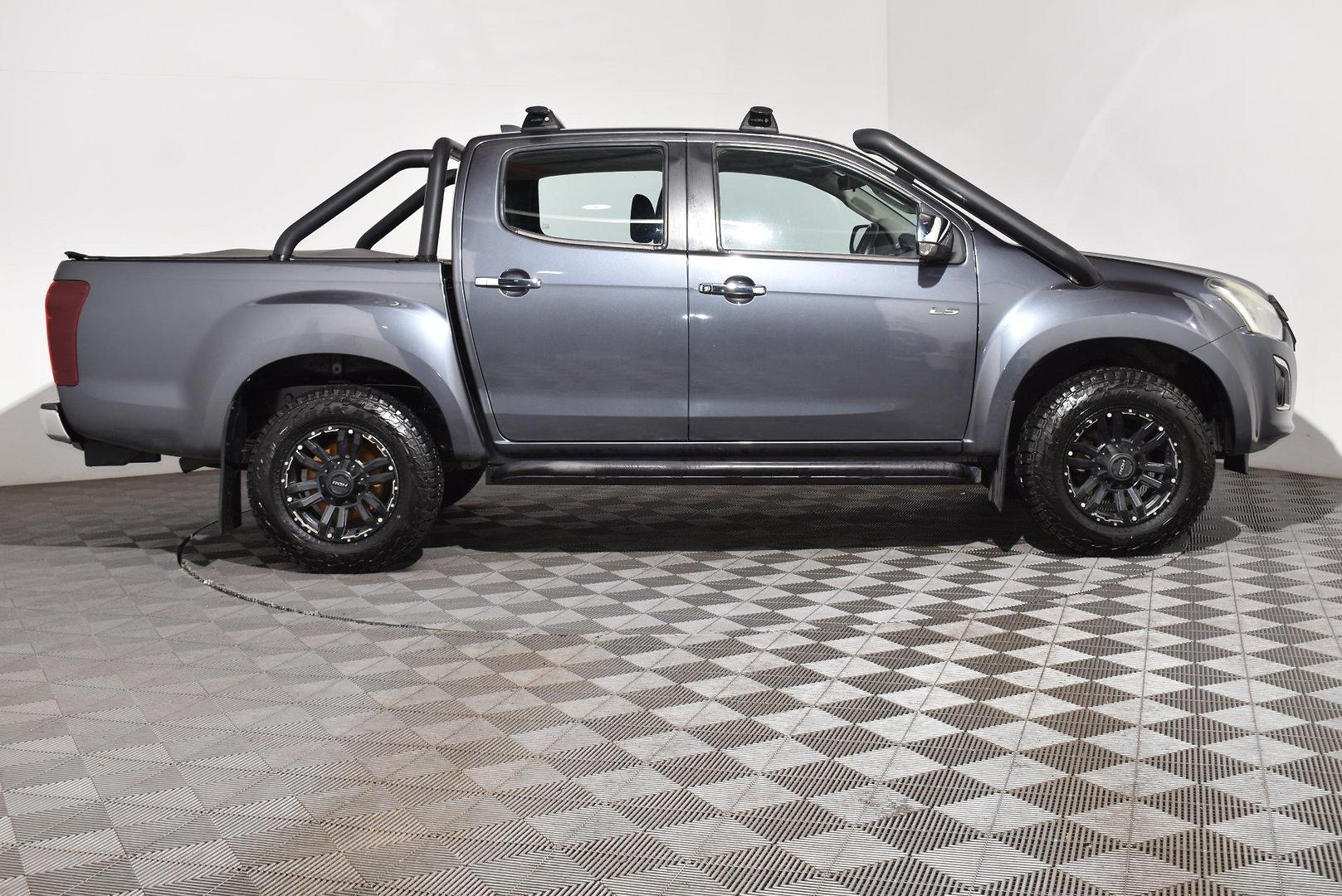 2019 Isuzu D-MAX LSU — photo 10