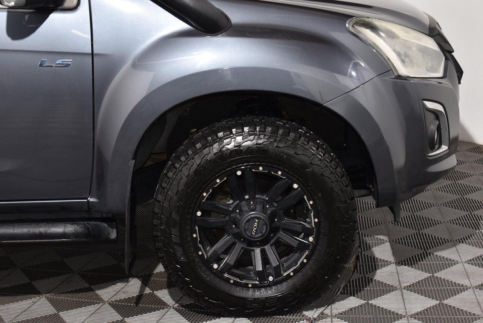 2019 Isuzu D-MAX LSU — photo 17