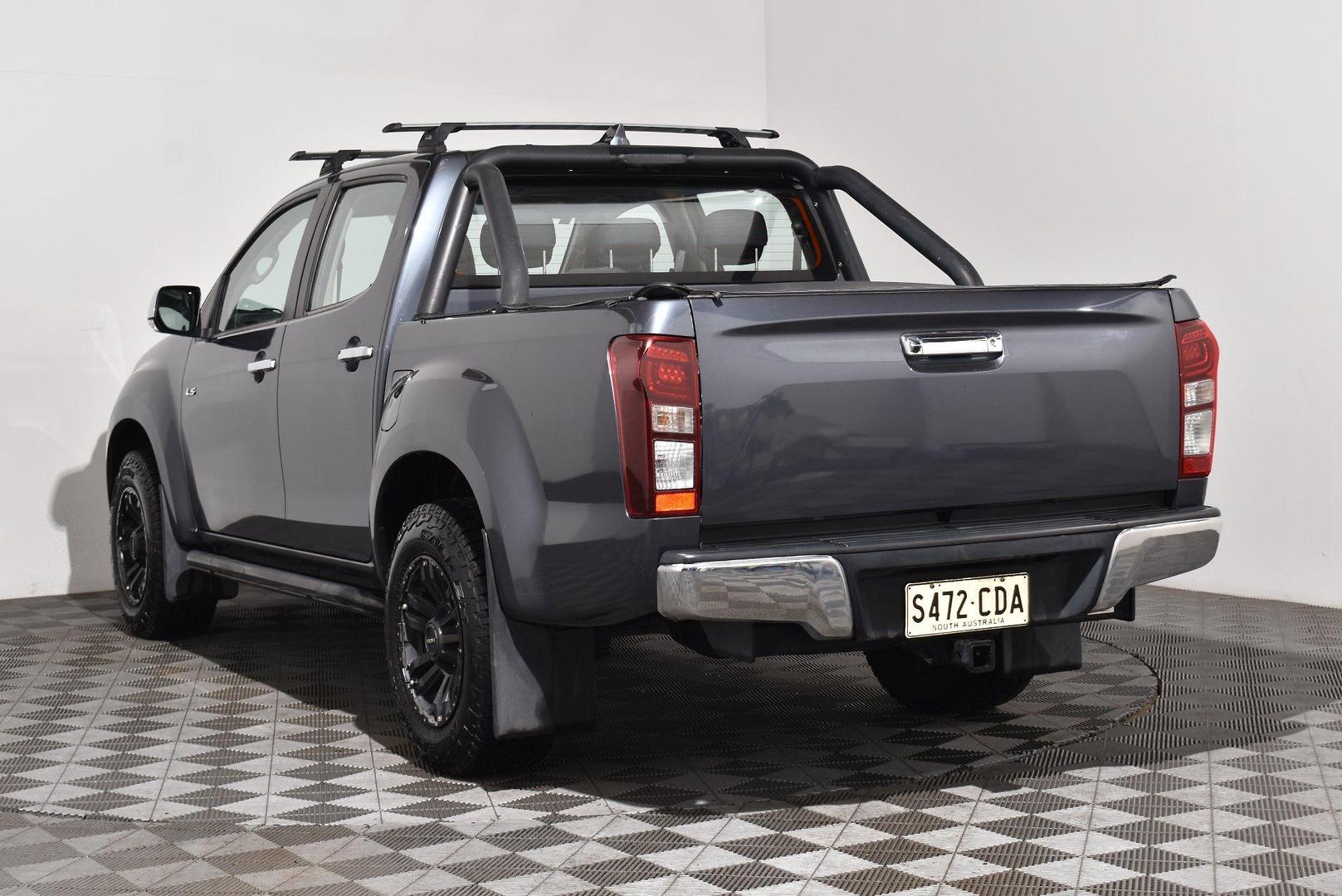 2019 Isuzu D-MAX LSU — photo 2