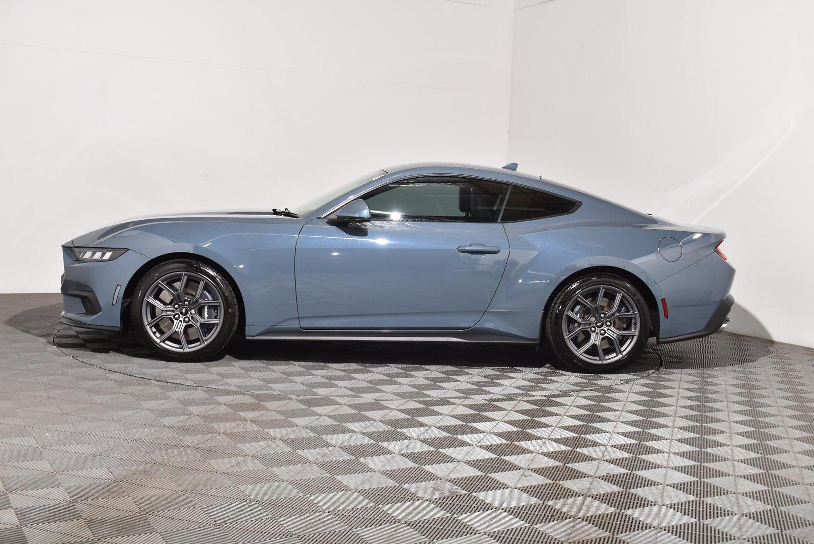 2025 Ford Mustang Ecoboost — photo 10