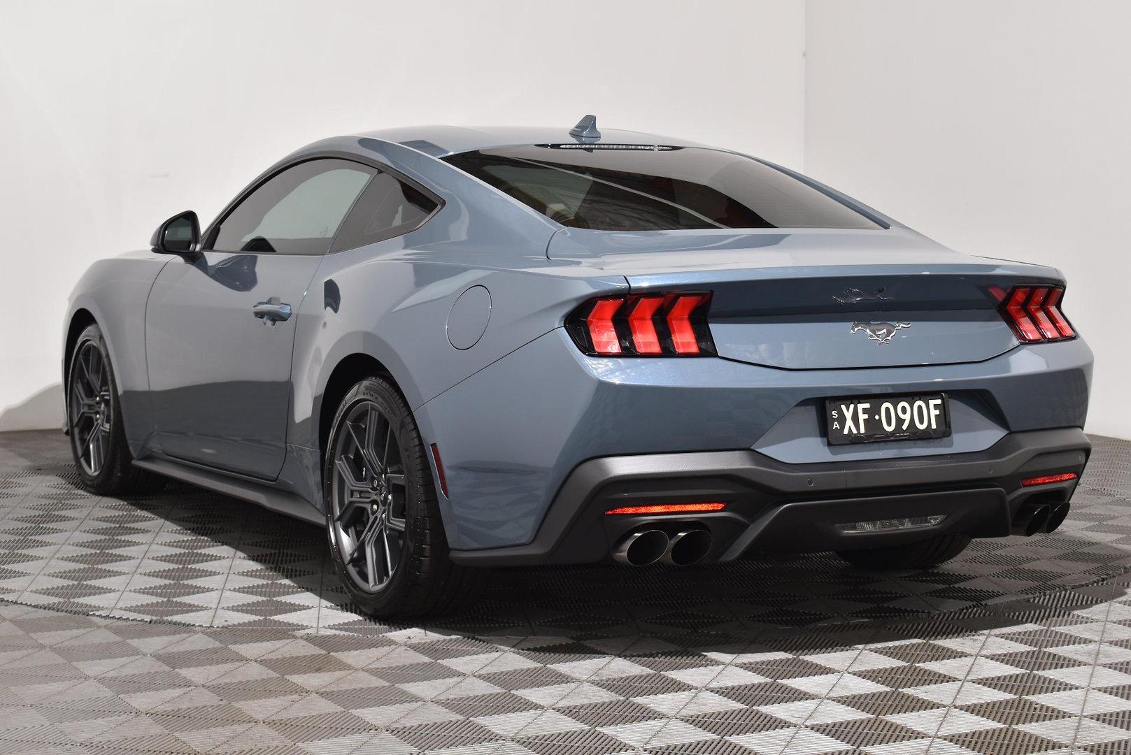 2025 Ford Mustang Ecoboost — photo 2
