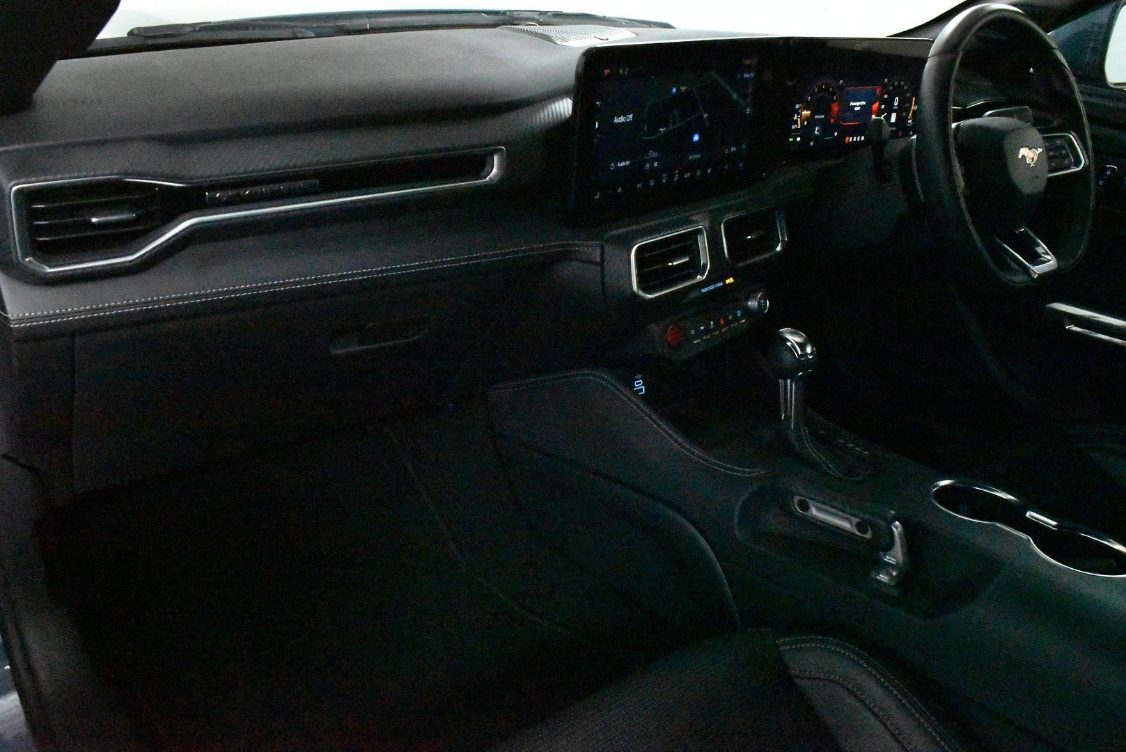 2025 Ford Mustang Ecoboost — photo 6