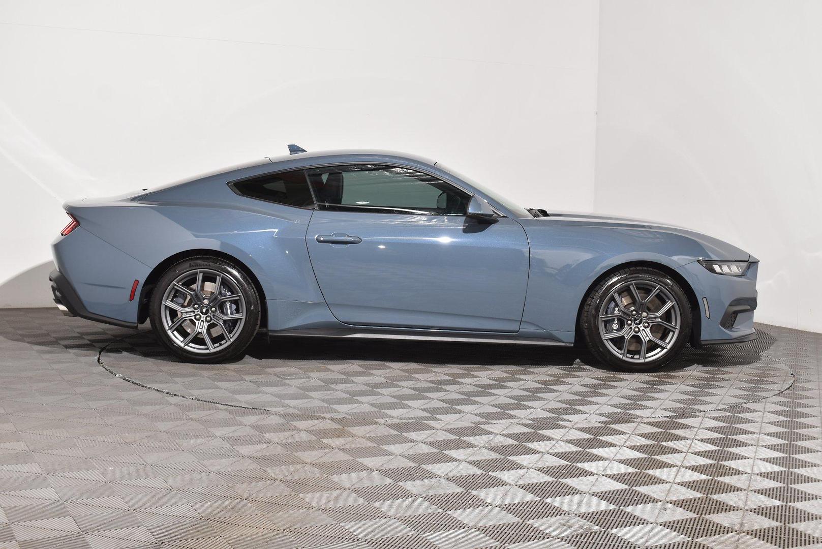 2025 Ford Mustang Ecoboost — photo 9