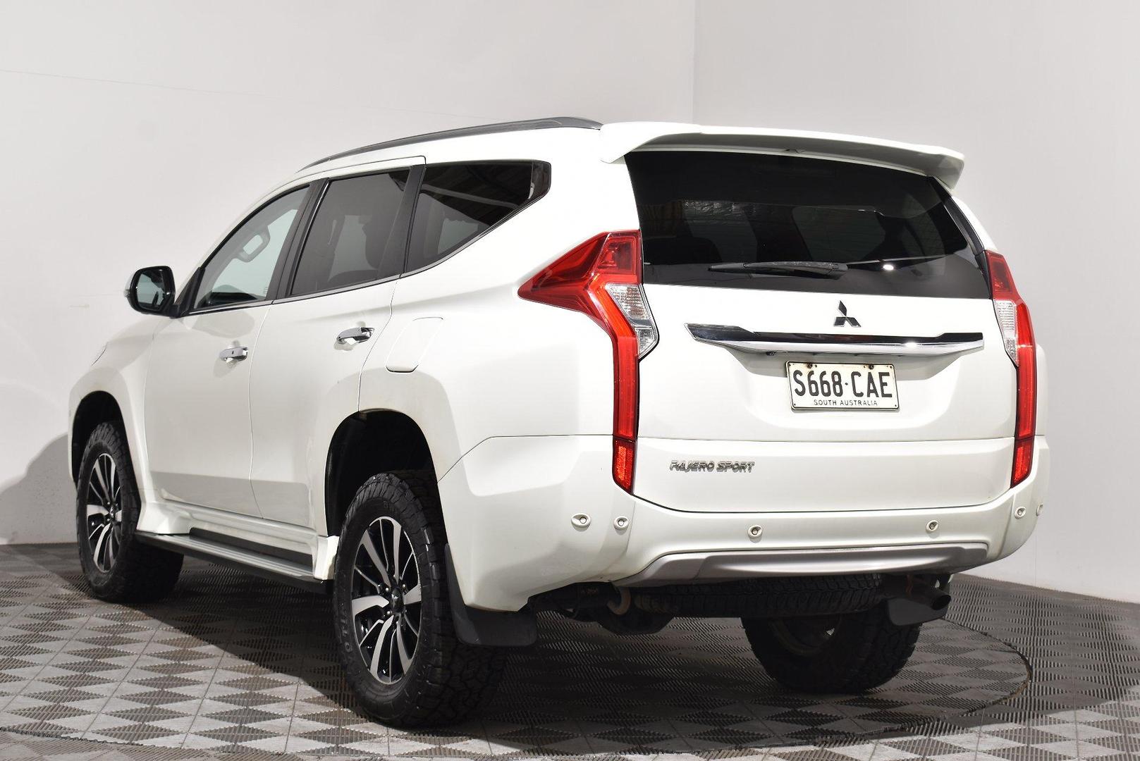 2018 Mitsubishi Pajero Sport Exceed — photo 2