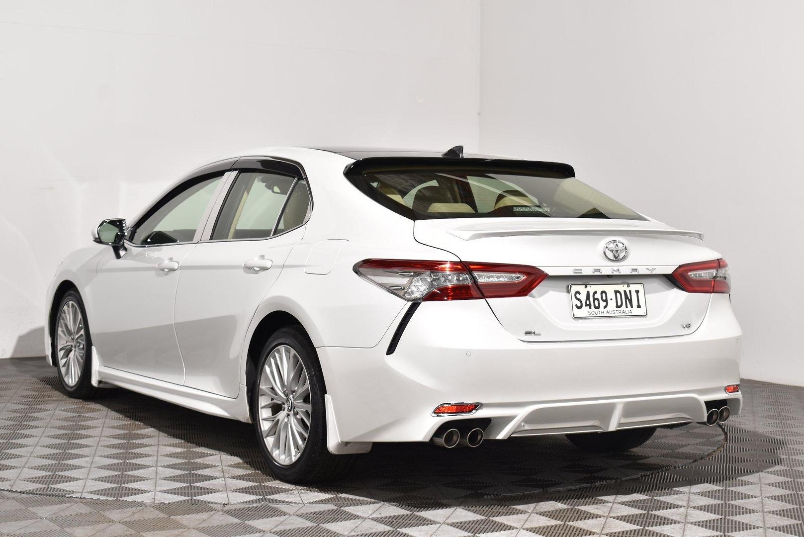 2018 Toyota Camry SL — photo 2