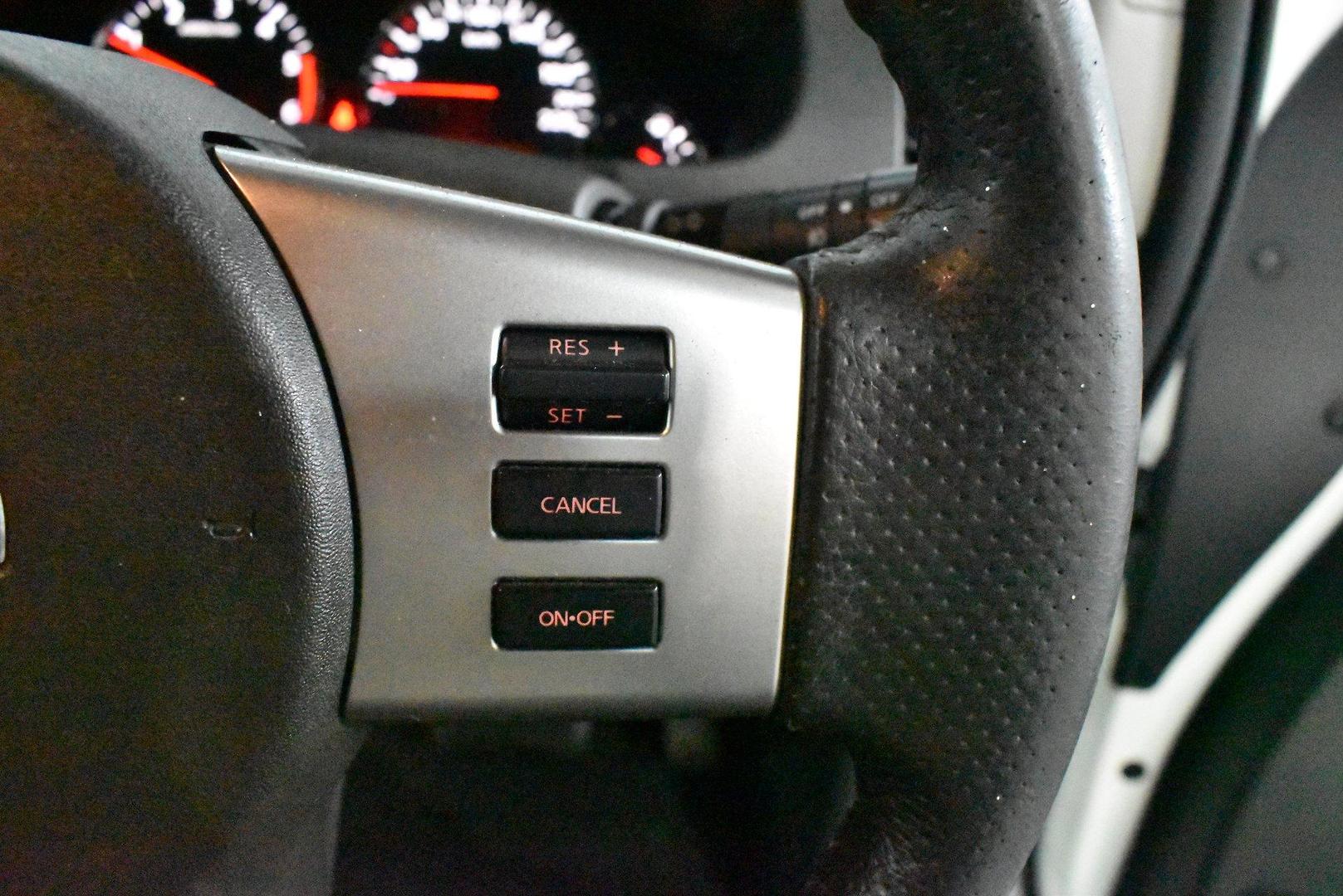 2011 Nissan Navara STX 550 — photo 21