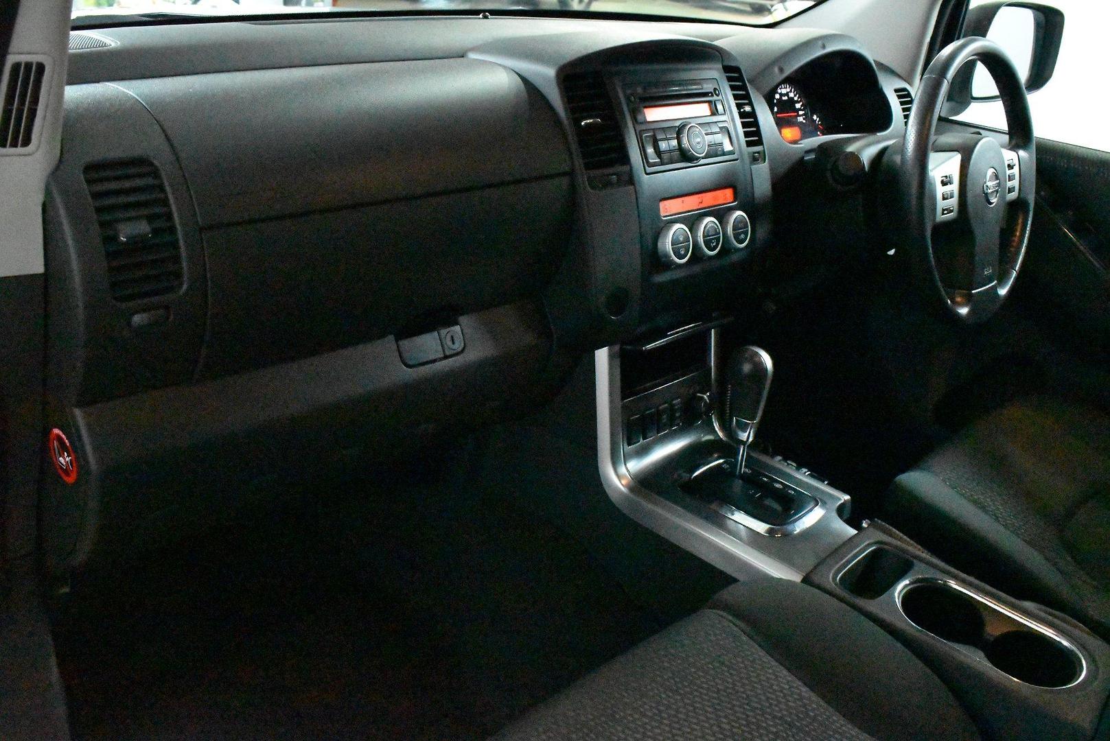 2011 Nissan Navara STX 550 — photo 6