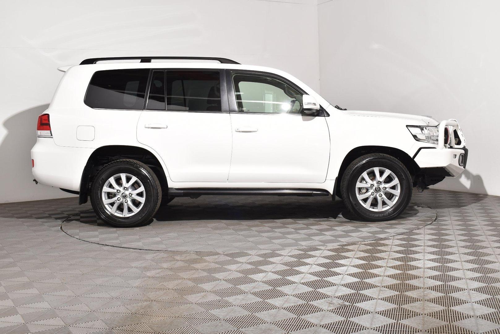 2019 Toyota Landcruiser VX — photo 10