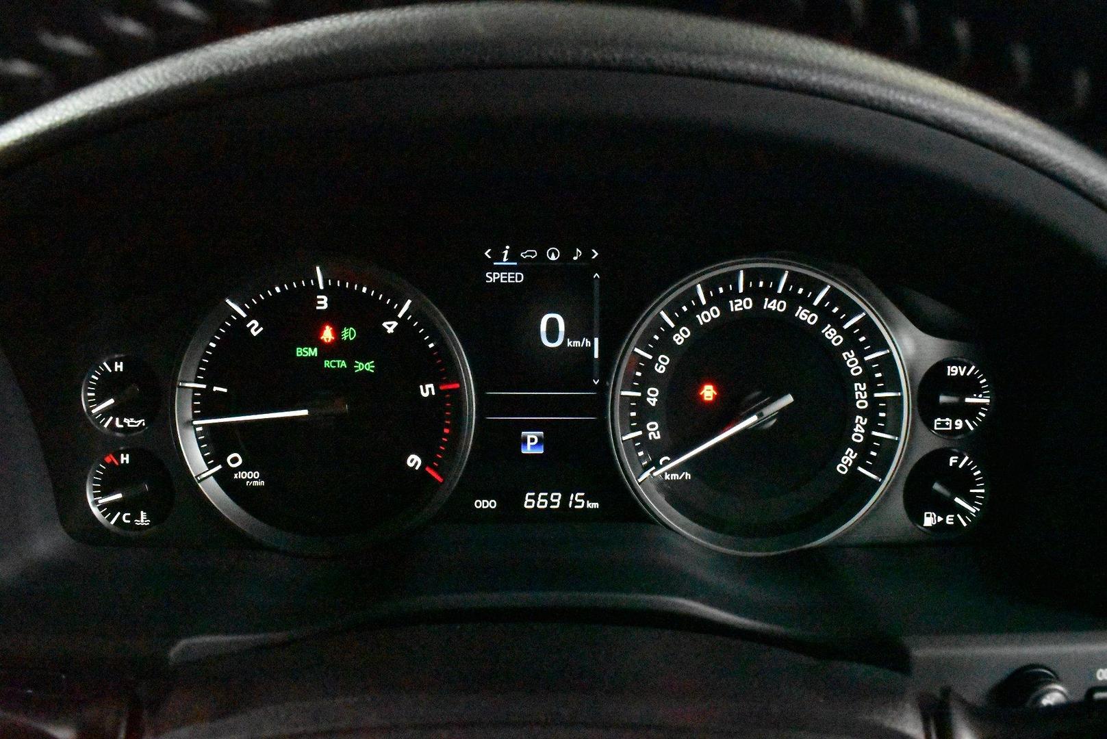 2019 Toyota Landcruiser VX — photo 25