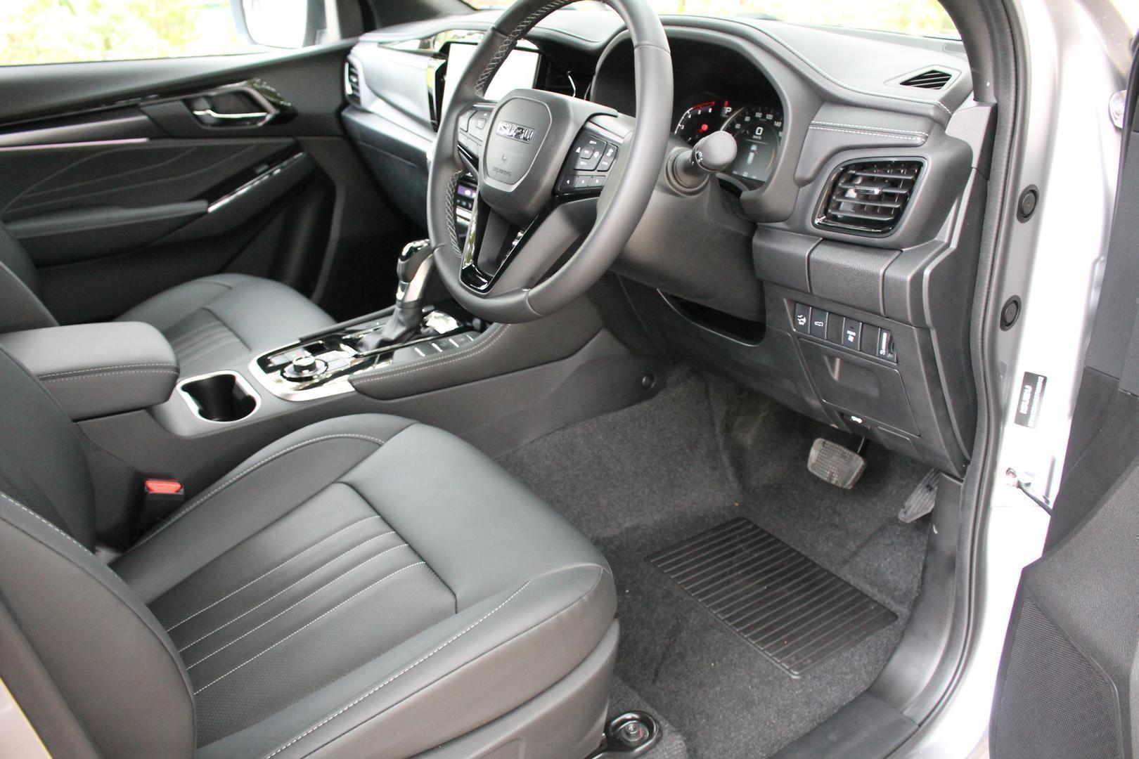2025 Isuzu MU-X LST — photo 10