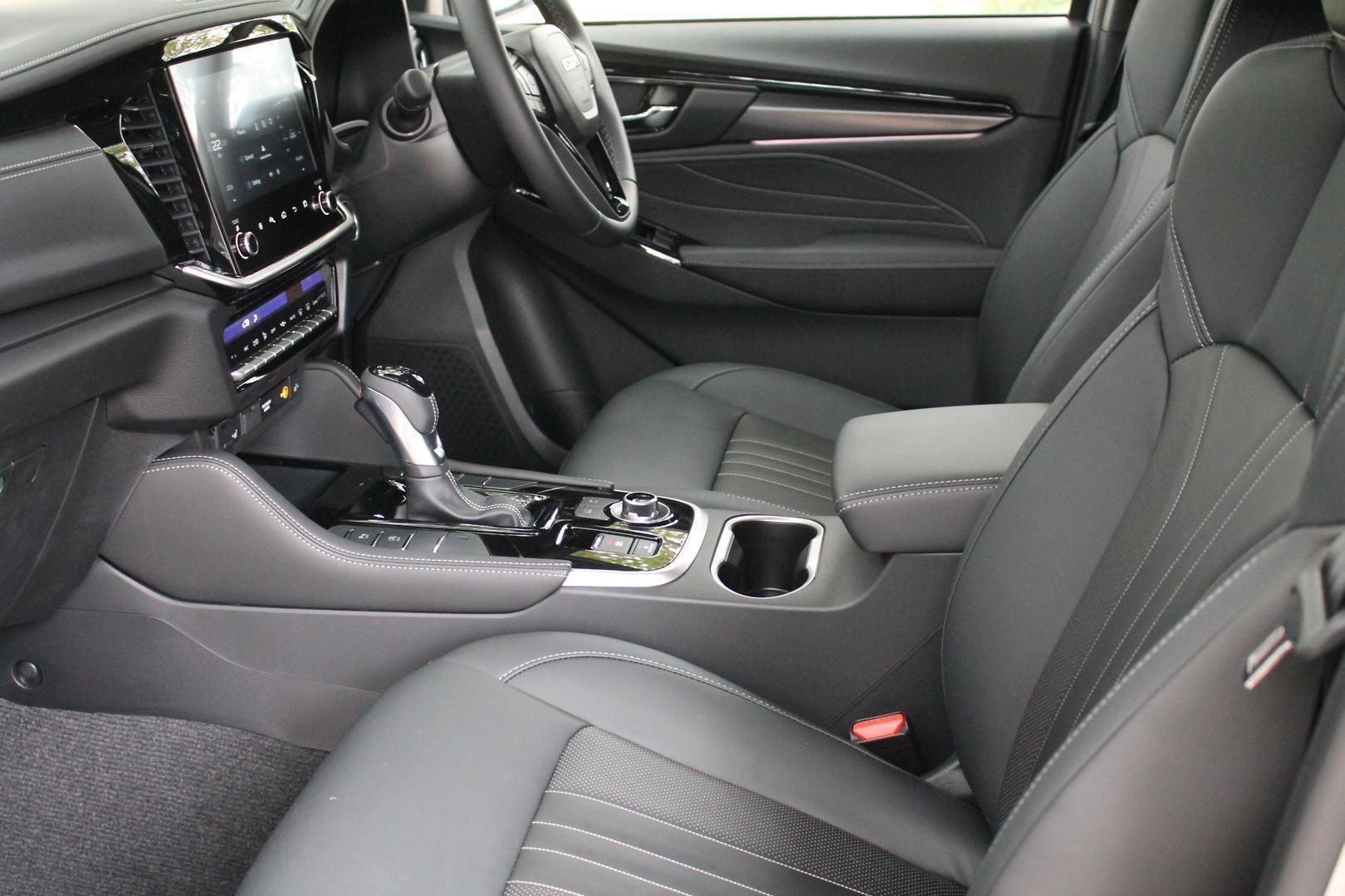 2025 Isuzu MU-X LST — photo 15
