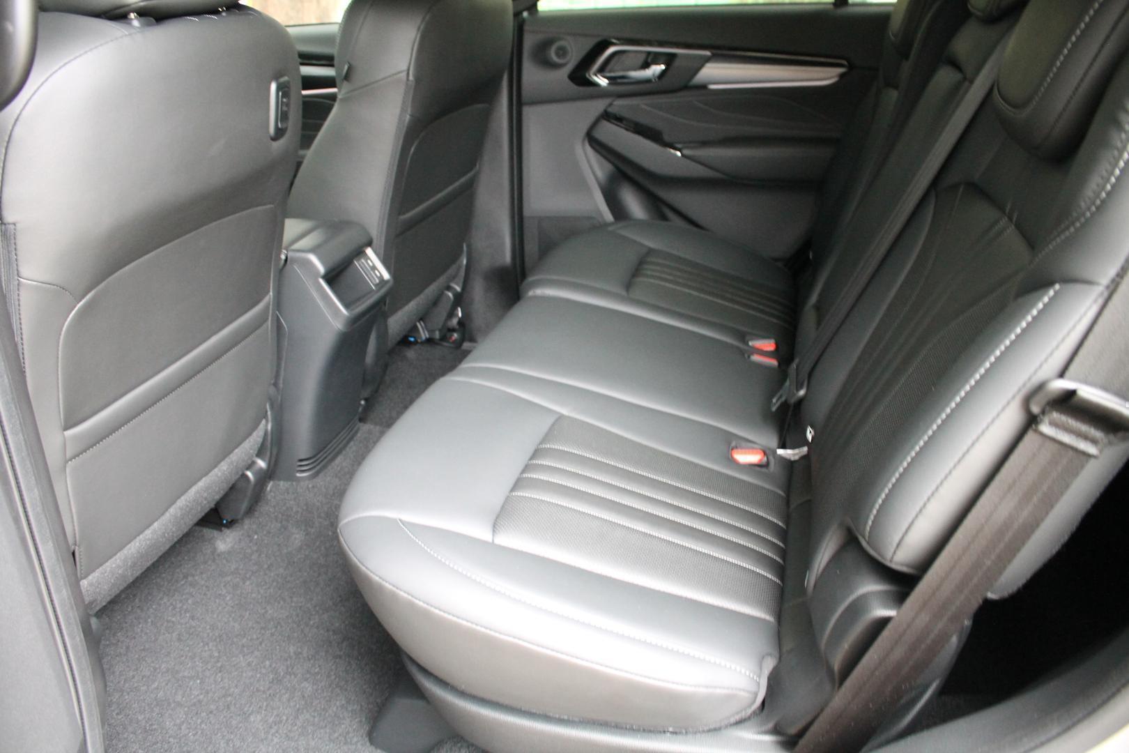 2025 Isuzu MU-X LST — photo 16