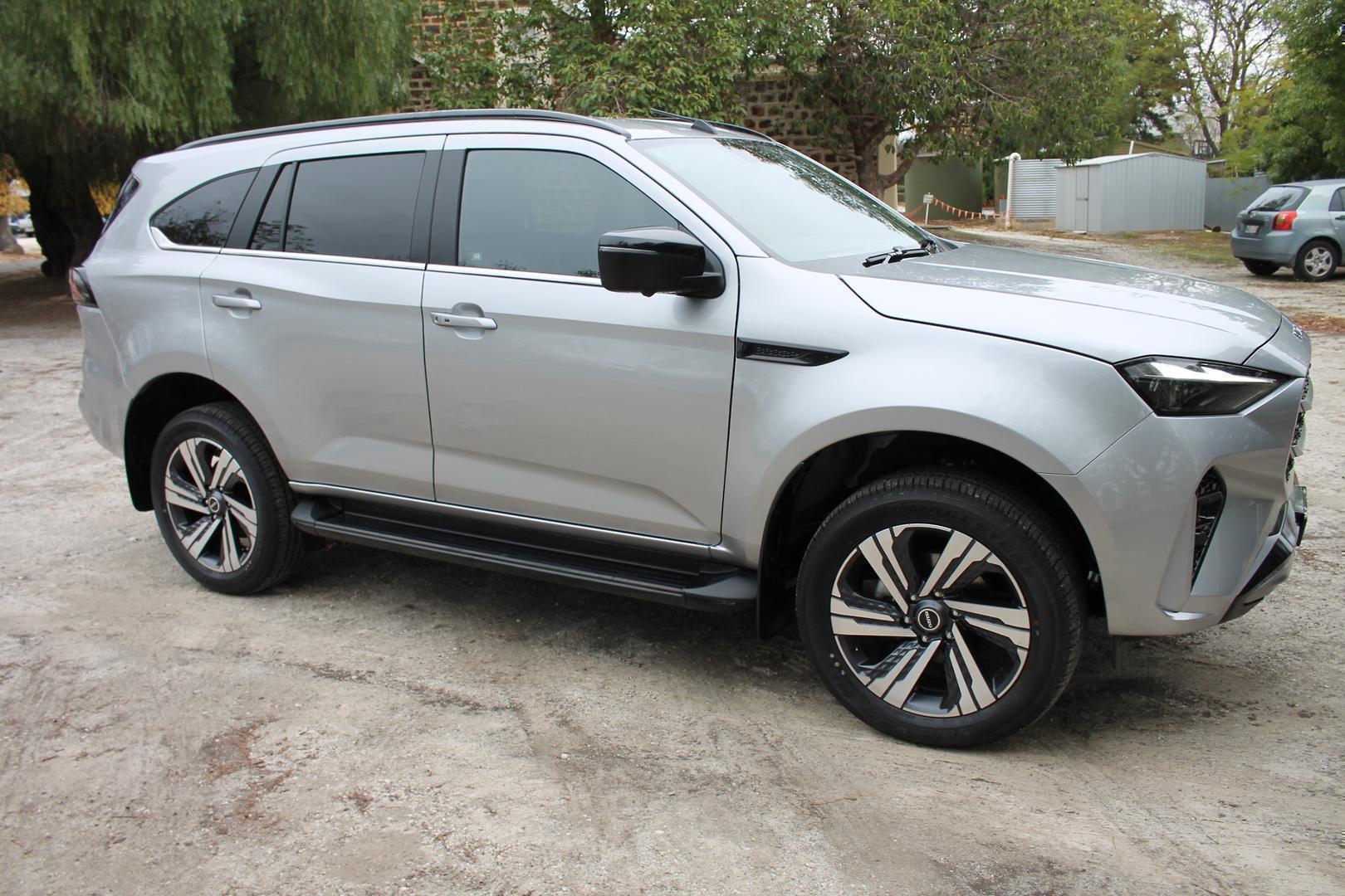 2025 Isuzu MU-X LST — photo 20