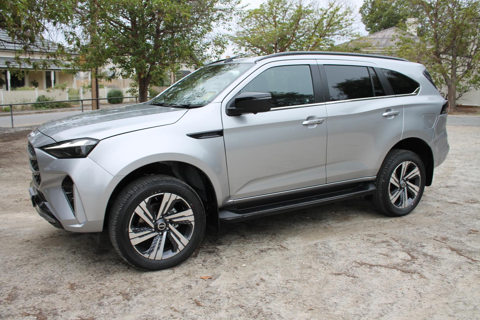 2025 Isuzu MU-X LST — photo 22