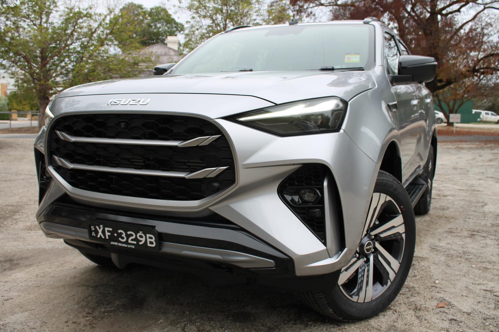 2025 Isuzu MU-X LST — photo 3