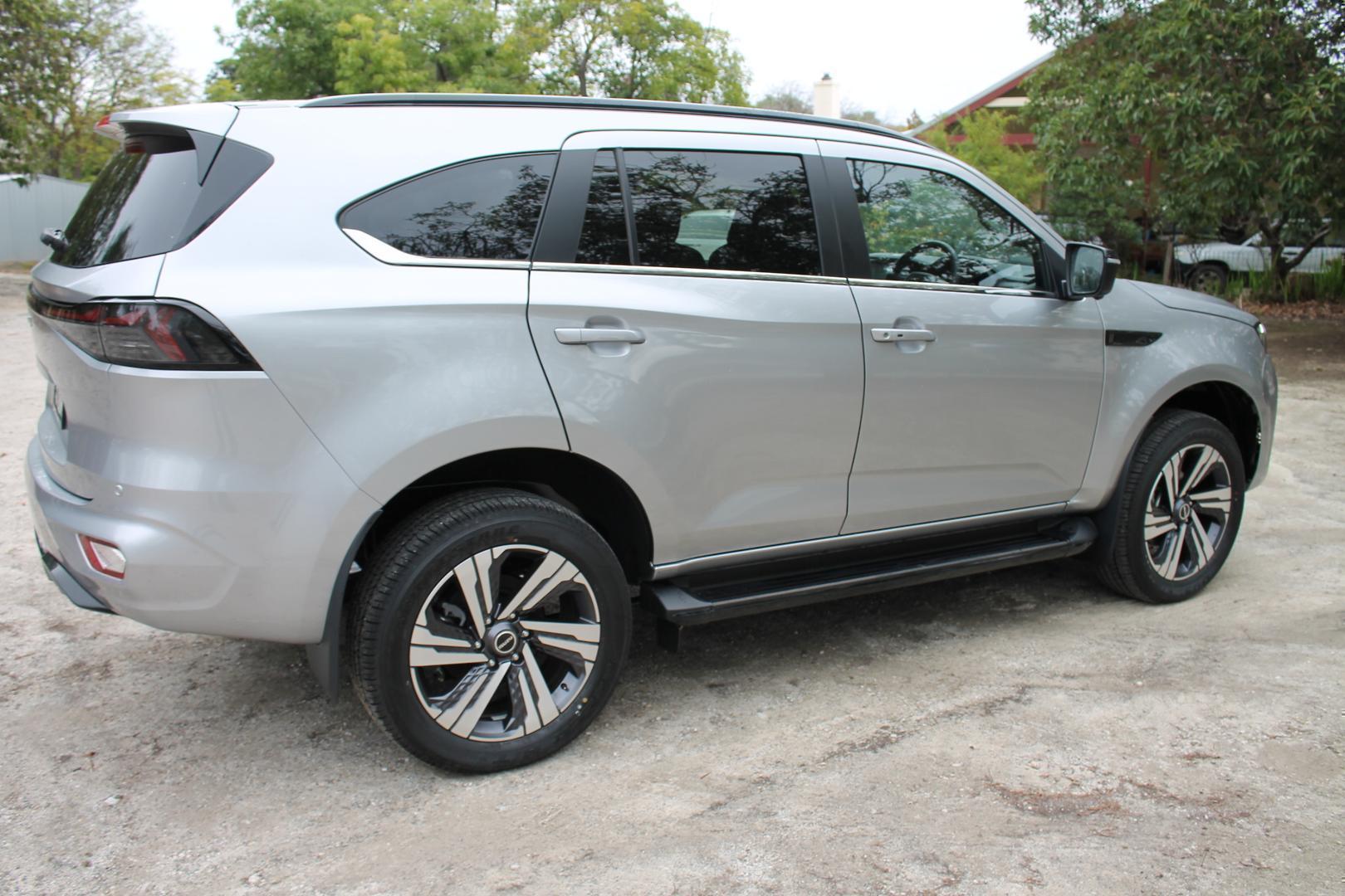 2025 Isuzu MU-X LST — photo 4