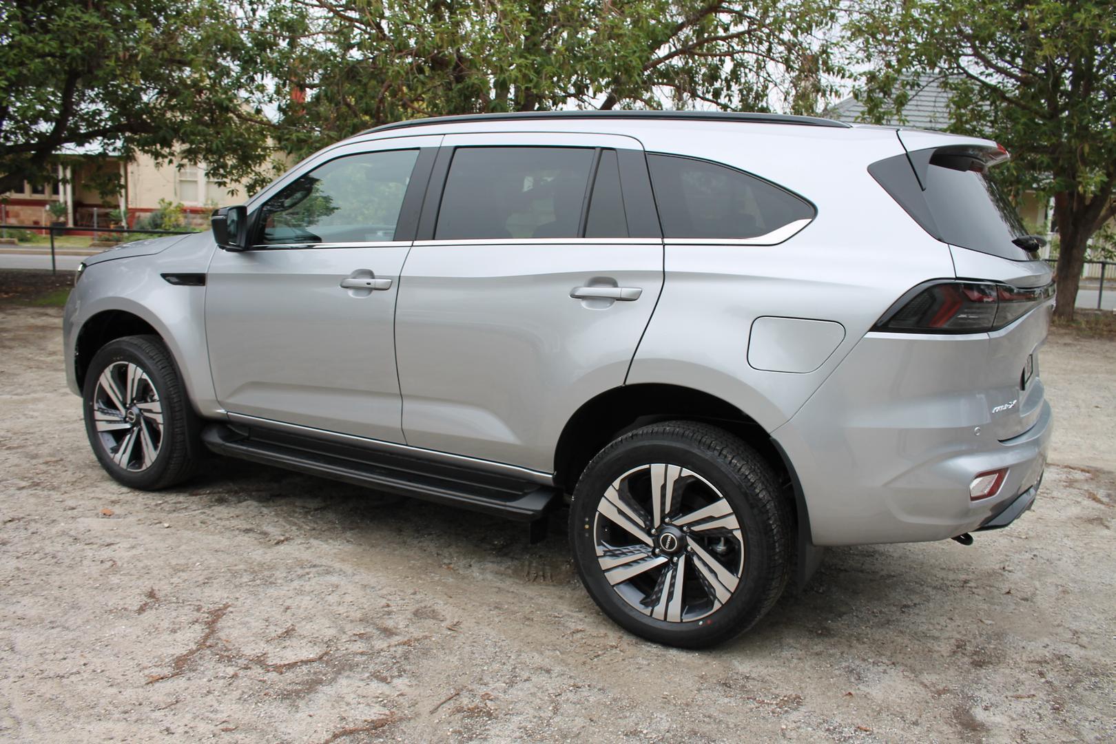 2025 Isuzu MU-X LST — photo 6