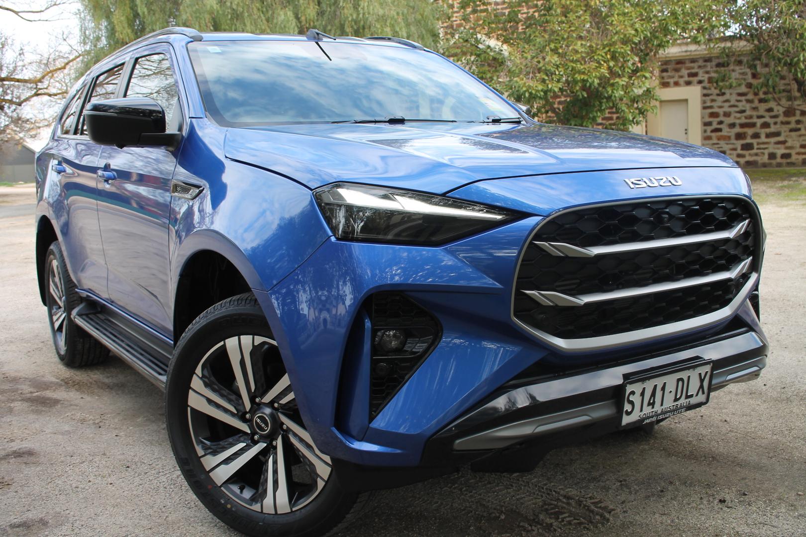 2025 Isuzu MU-X LST — photo 1
